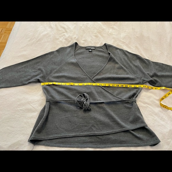 Faux wrap blouse with belt like new - Picture 4 of 10